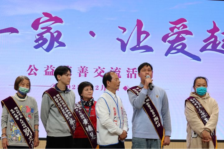 周大觀挺兩岸癌童「活出希望」 上海9名抗癌小鬥士獲頒助學金 6 活動於上海市兒童醫院門診大樓多功能會議室登場,為每位癌童送上禮物及周大觀遺作《我還有一隻腳》。圖/周大觀文教基金會提供