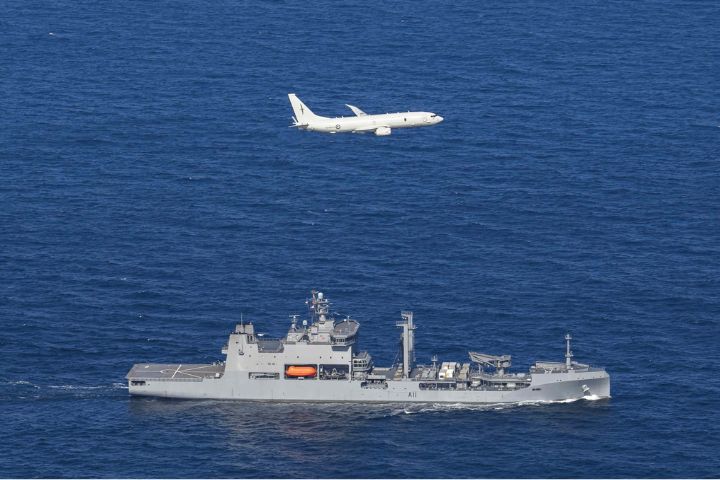 紐西蘭最大軍艦搭配P-8A過台海 台灣「成功艦」護航 3 紐國國防部油彈補給艦「奧特亞羅瓦號」艦搭配P-8A巡邏機執行任務。圖/取自紐西蘭國防軍官網