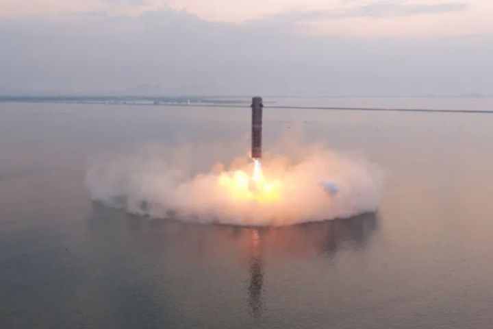 杭州要造陸版「星艦」 可回收的「元行者一號」明年底拚升空 3 元行者一號驗證型火箭在海上懸停。圖/取自潮新聞