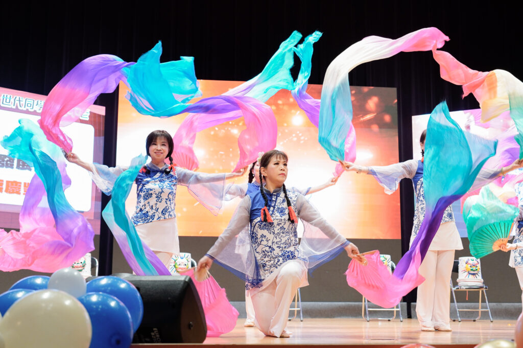 114年新北市松年大學成果展 高齡世代展現才華 青春不老超進化 6 %E6%96%B0%E5%8C%97%E6%9D%BE%E5%B9%B4%E5%A4%A7%E5%AD%B8%E5%8B%95%E6%85%8B%E6%88%90%E6%9E%9C%E5%B1%95%E5%AD%B8%E5%93%A1%E5%90%84%E5%80%8B%E6%8B%BF%E5%87%BA%E5%AD%B8%E7%BF%92%E5%88%B0%E7%9A%84%E6%89%8D%E8%97%9D%E6%9C%AC%E9%A0%98%E8%87%AA%E4%BF%A1%E7%99%BB%E5%8F%B0%E8%A1%A8%E6%BC%94 1024x681 1