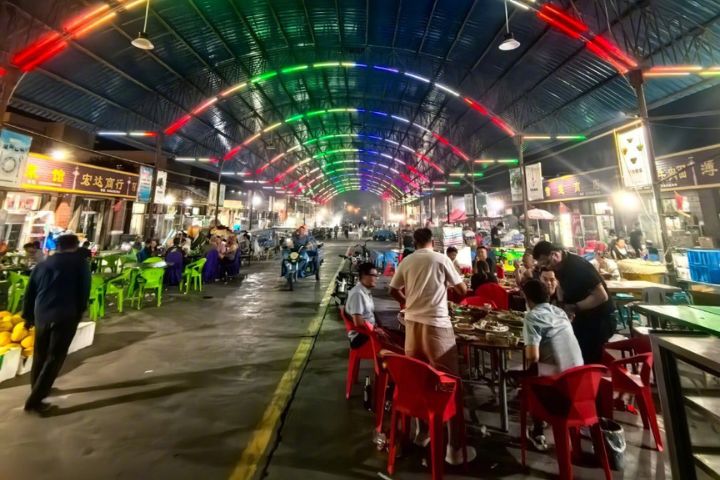 新疆無沿海區位紅利，也非傳統人口流入地，卻憑藉能源產業吸引外來務工。圖/取自傳說中的女網警微博