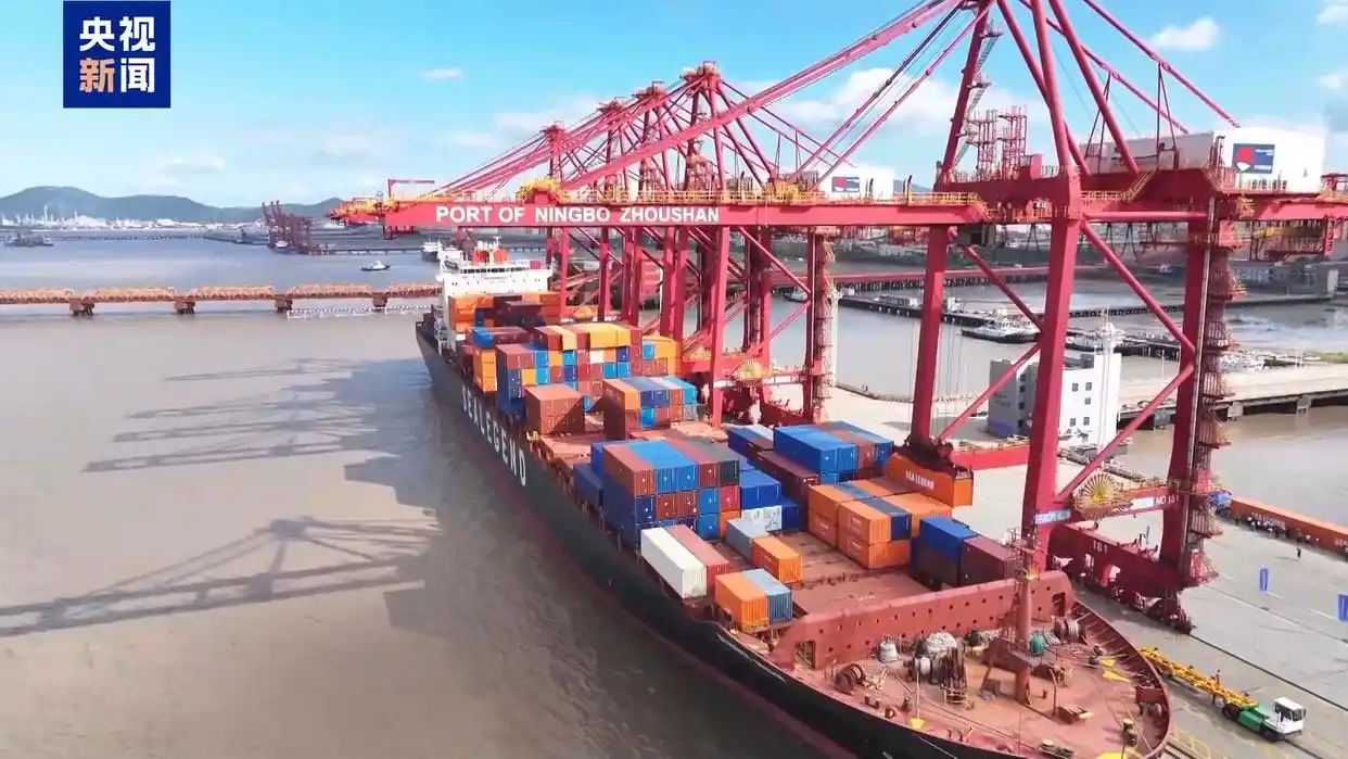 從深海、北極到太空!《外交事務》:中國布局全球新前沿 掌握未來新秩序 6 圖為中國貨輪「伊斯坦布爾橋」停留在寧波港上下貨。圖/取自央視新聞