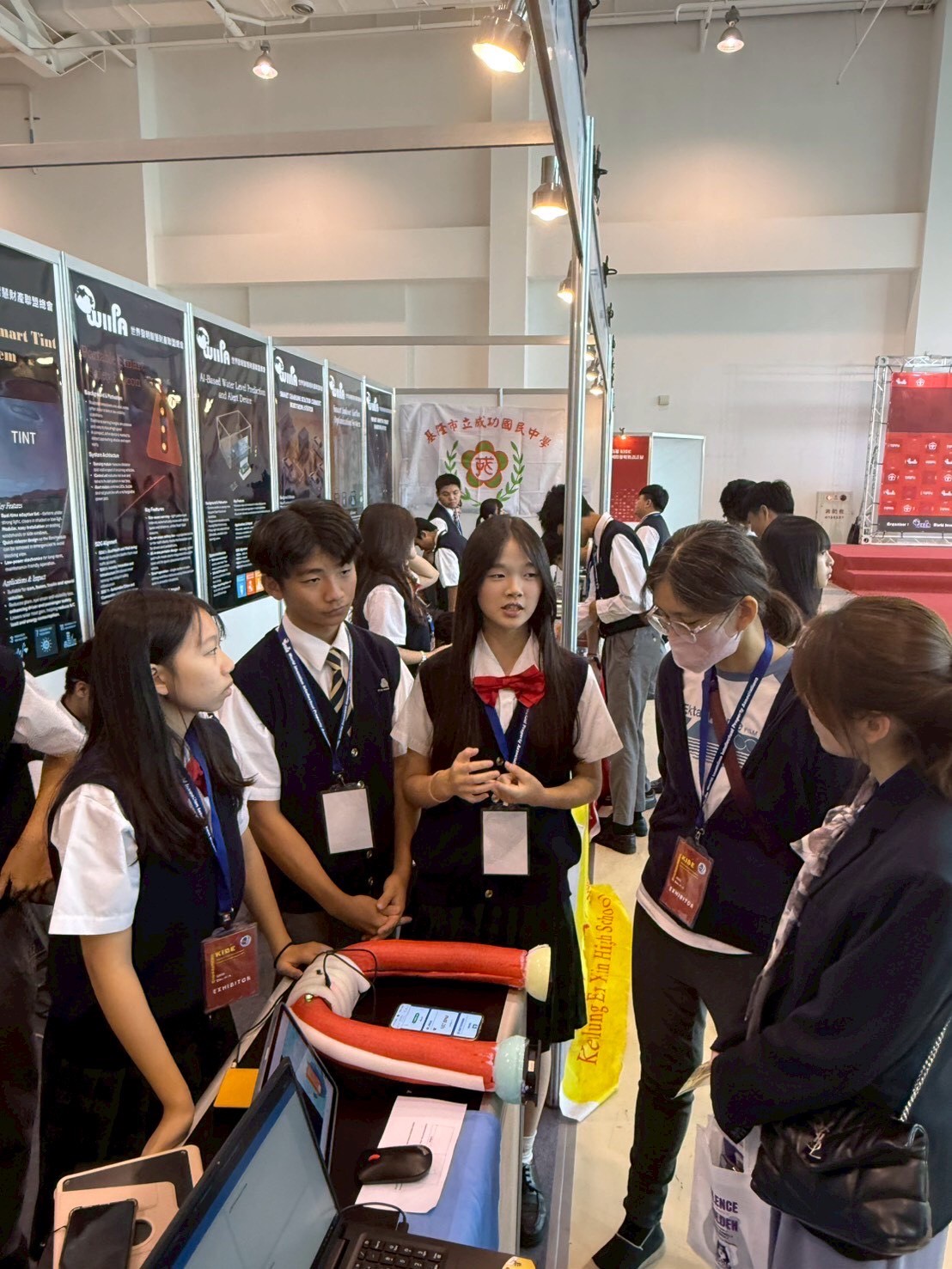 二信高中電商跨域合作勇奪高雄國際發明展金牌暨特別獎 6 LINE ALBUM 1141206%E9%AB%98%E9%9B%84%E5%9C%8B%E9%9A%9B%E7%99%BC%E6%98%8E%E5%B1%95 251210 4