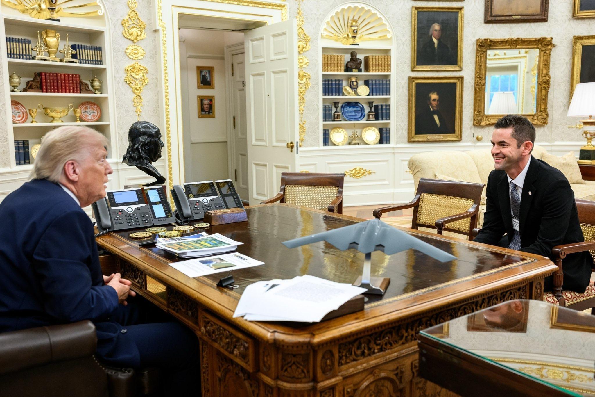 NASA前局長批美太空政策「阿提米斯計畫」不可行 學學中國更務實 6 任命艾薩克曼為NASA局長,亦是一波三折。圖為艾薩克曼與美總統川普(左)會晤。圖/取自 Jared Isaacman X