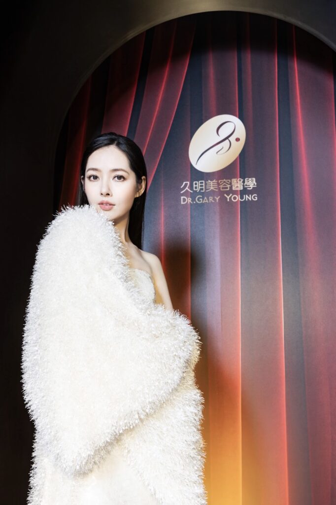 久明診所攜手郭碧婷以「Be Yourself」重現經典風華 重拾自信與溫柔力量,開啟「做自己的美學 Movement」 6 %E6%99%9A%E4%B8%8A1013 2025 12 11%E7%9A%84%E5%BD%B1%E5%83%8F 1 682x1024 1