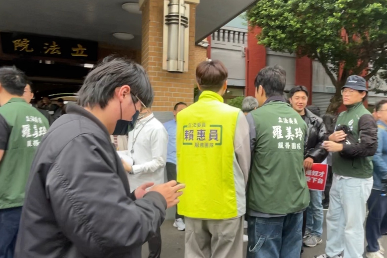 說好的挺立院助理 張啓楷:工會維權綠委都沒來 2 助理工會抗議現場有多位穿著綠委辦公室背心的助理。圖/記者洪子苓攝