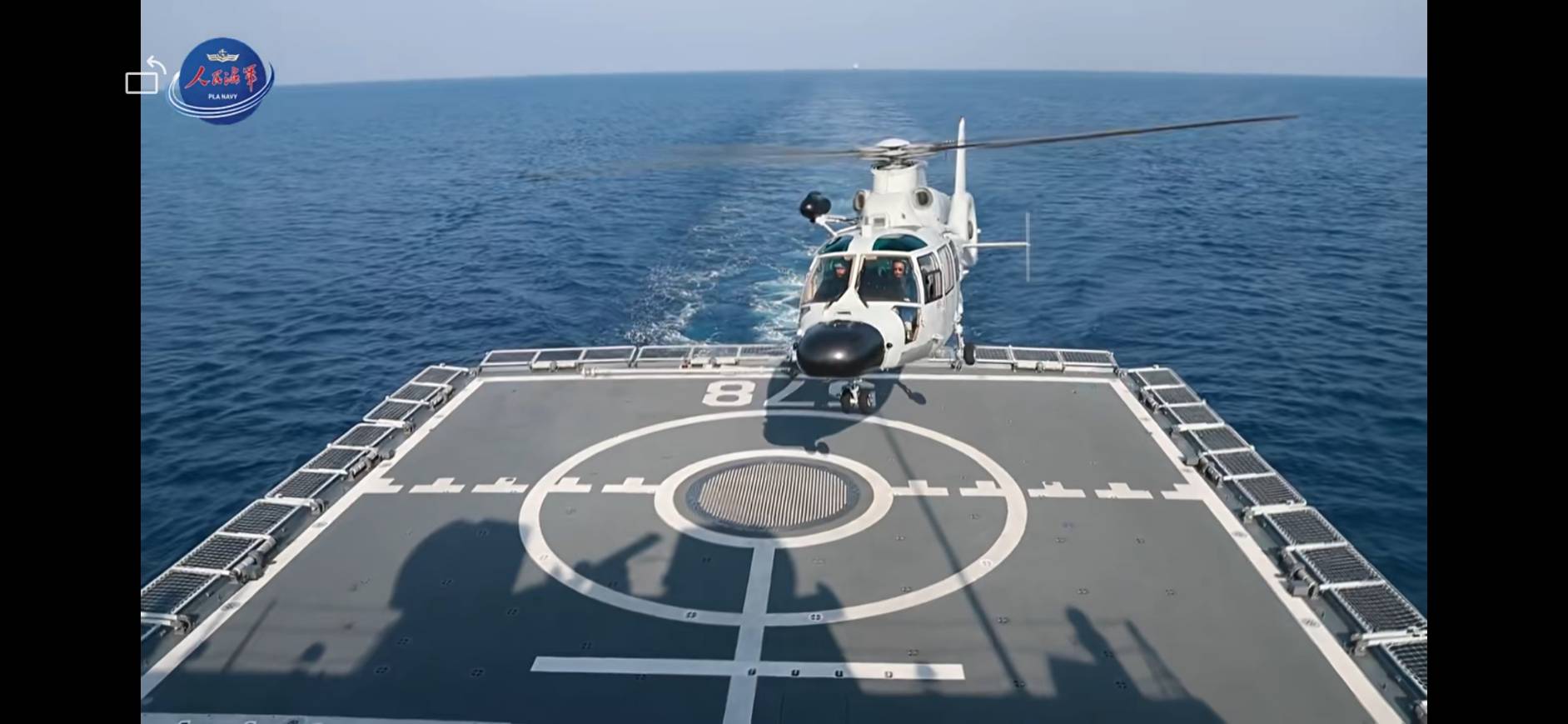 共軍進行艦載直升機起降演練。圖/取自人民海軍