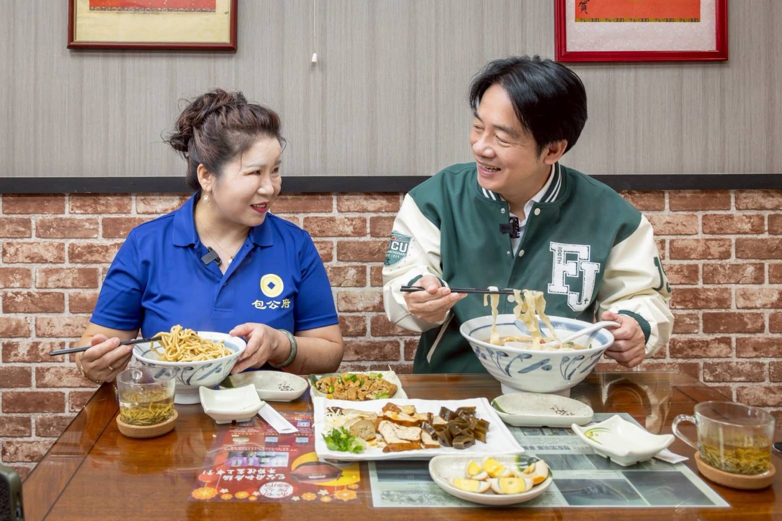 賴清德先用黃百韜打鄭麗文 再用王金平打韓國瑜 2 賴總統(右) 日前到河南陸配郭明華(左)開的餐廳用餐。圖/取自賴清德臉書