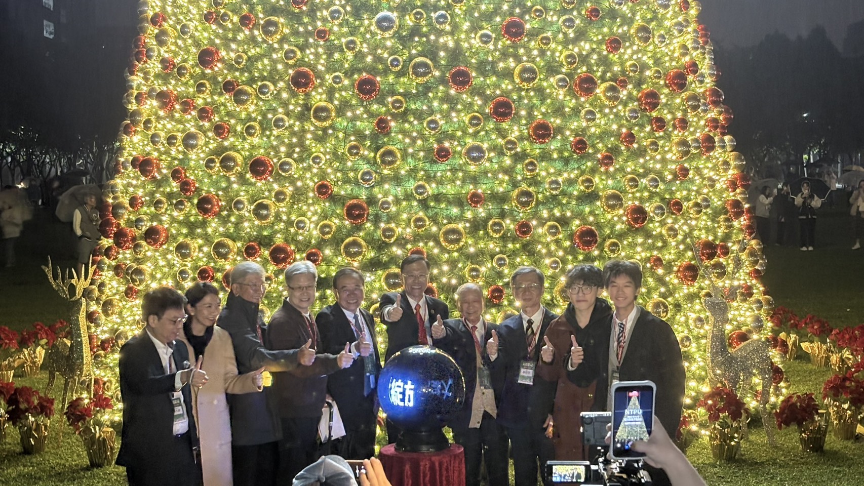三峽最高最美聖誕樹登場 臺北大學攜手社區點亮「北大耶誕城」 6 %E8%87%BA%E5%8C%97%E5%A4%A7%E5%AD%B8%E6%A0%A1%E9%95%B7%E6%9E%97%E9%81%93%E9%80%9A%E5%8F%B3%E4%BA%94%E6%A0%A1%E5%8F%8B%E7%B8%BD%E6%9C%83%E7%90%86%E4%BA%8B%E9%95%B7%E8%A8%B1%E6%98%8E%E4%BB%81%E5%8F%B3%E5%85%AD%E4%B8%BB%E6%8C%81%E9%BB%9E%E7%87%88%E5%84%80%E5%BC%8F
