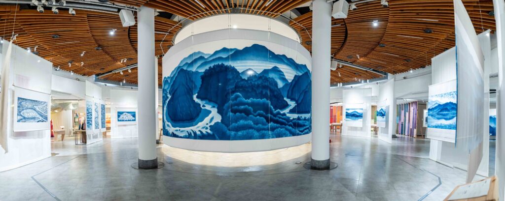 「染魂織夢 纖維情—陳景林染織創作」開展 展現2024國家工藝成就獎得主的染織藝術高度 5 8 5 1024x409 1