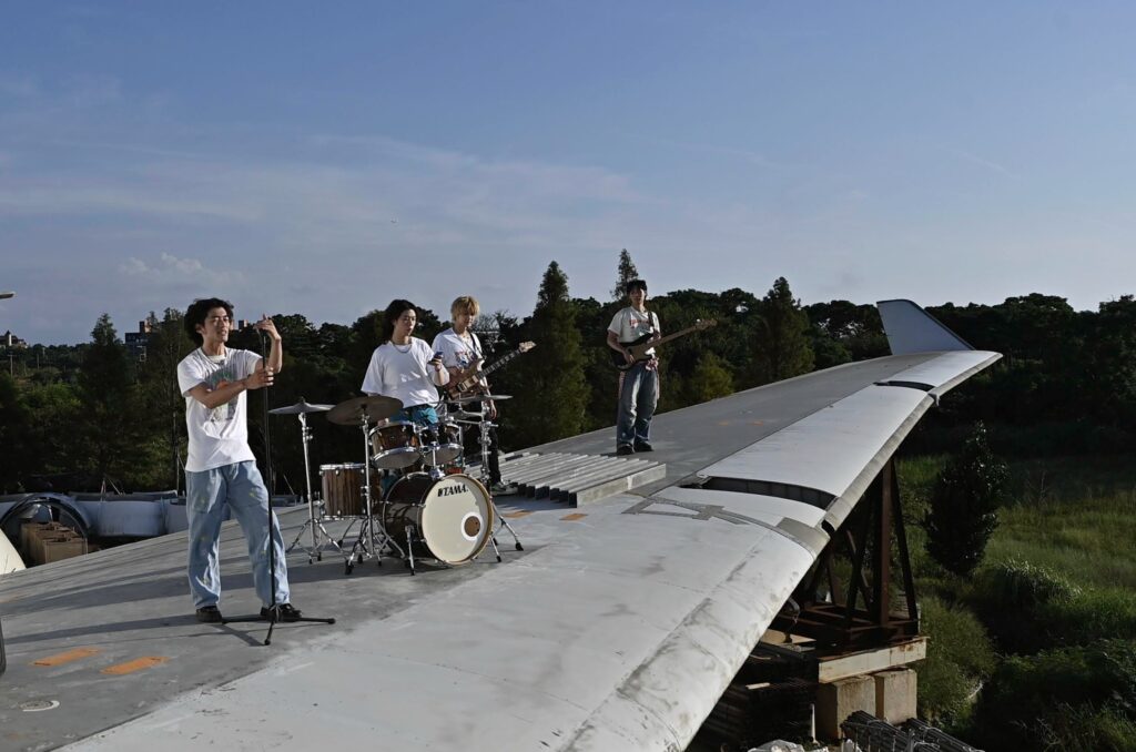 數十億場景+巨無霸客機實拍!帕拉斯PALLAS出道首支MV就玩這麼大 4 %E4%B8%8B%E5%8D%88628 2025 12 15%E7%9A%84%E5%BD%B1%E5%83%8F 1 1024x678 1