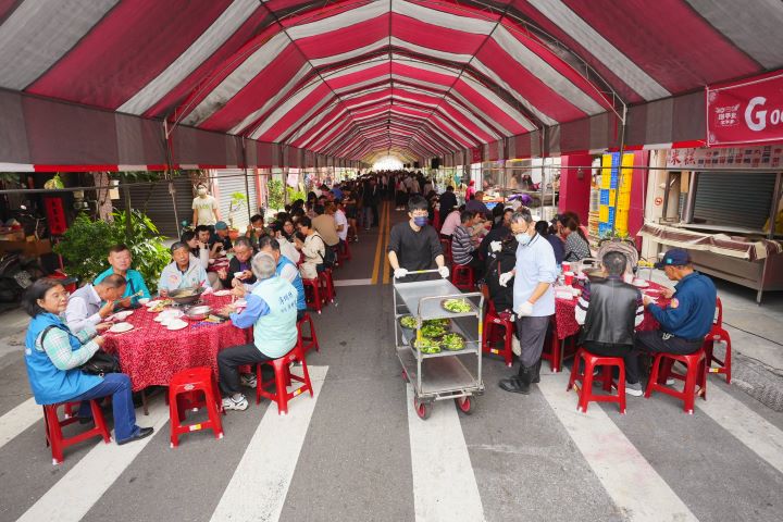 今年的「梅花平安宴」更是盛況空前，席開338桌，創下歷年新高。圖/頂新和德文教基金會提供