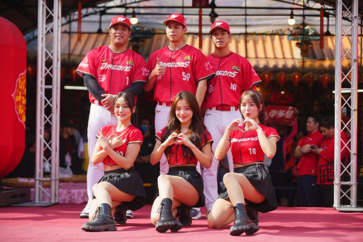 味全龍球員陳子豪、陳冠偉、李致霖與小龍女李多慧、口水、張晴現身「永靖謝平安家年華」，以活力演出與合影互動，與鄉親一同謝平安、呷平安。圖/頂新和德文教基金會提供