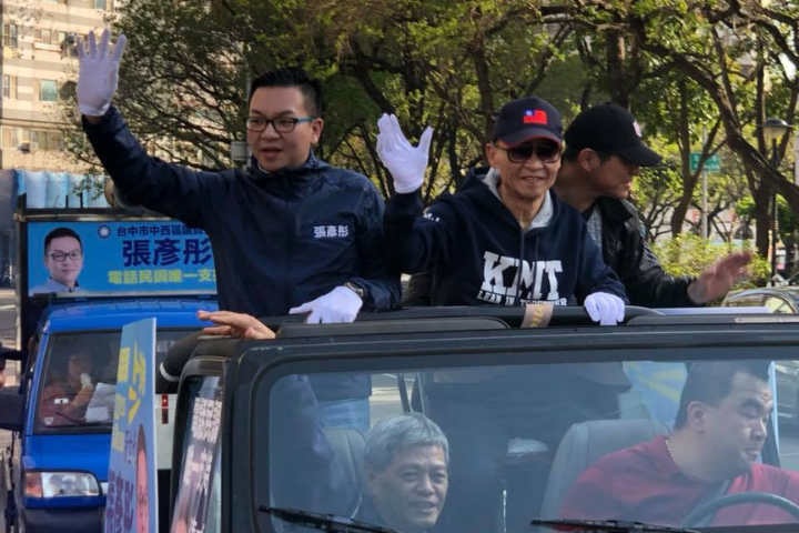 張宏年（中）晚年甚少露面，圖為其子張彥彤（左）2018年參臥台中市議員，以中西區第一高票當選。圖／取自張彥彤臉書