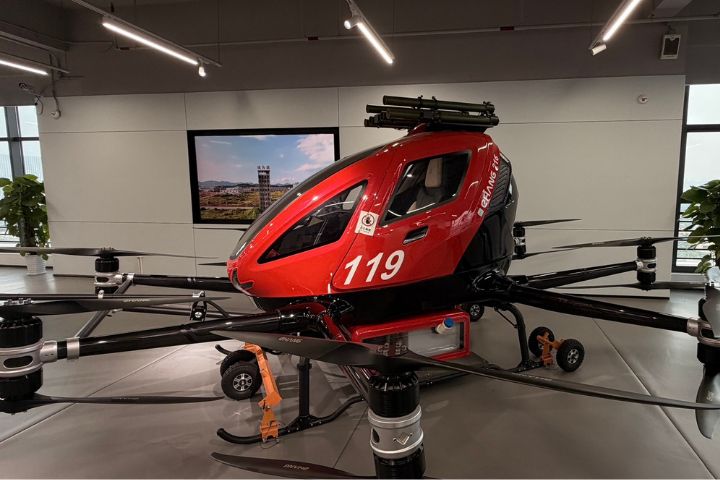 飛去上班!廣州低空經濟成形 無人機掀城市交通革命 2 億航智能的救難無人機,自備水箱可協助消防工作。圖/記者陳素貞攝