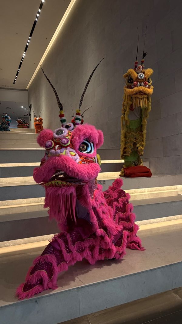 嶺南千年生活美學 廣州白鵝潭大灣區藝術中心匯聚廣東非遺 4 廣東省非物質文化遺產館中,最具「嶺南氣息」的舞獅展區。圖/記者陳素貞攝