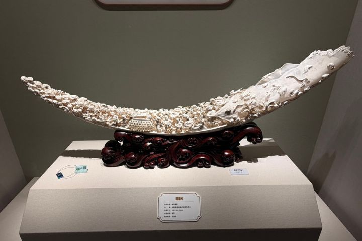 嶺南千年生活美學 廣州白鵝潭大灣區藝術中心匯聚廣東非遺 6 廣東骨雕工藝,讓觀眾近距離感受匠師「一刀一鑿」的細膩功夫。圖/記者陳素貞攝