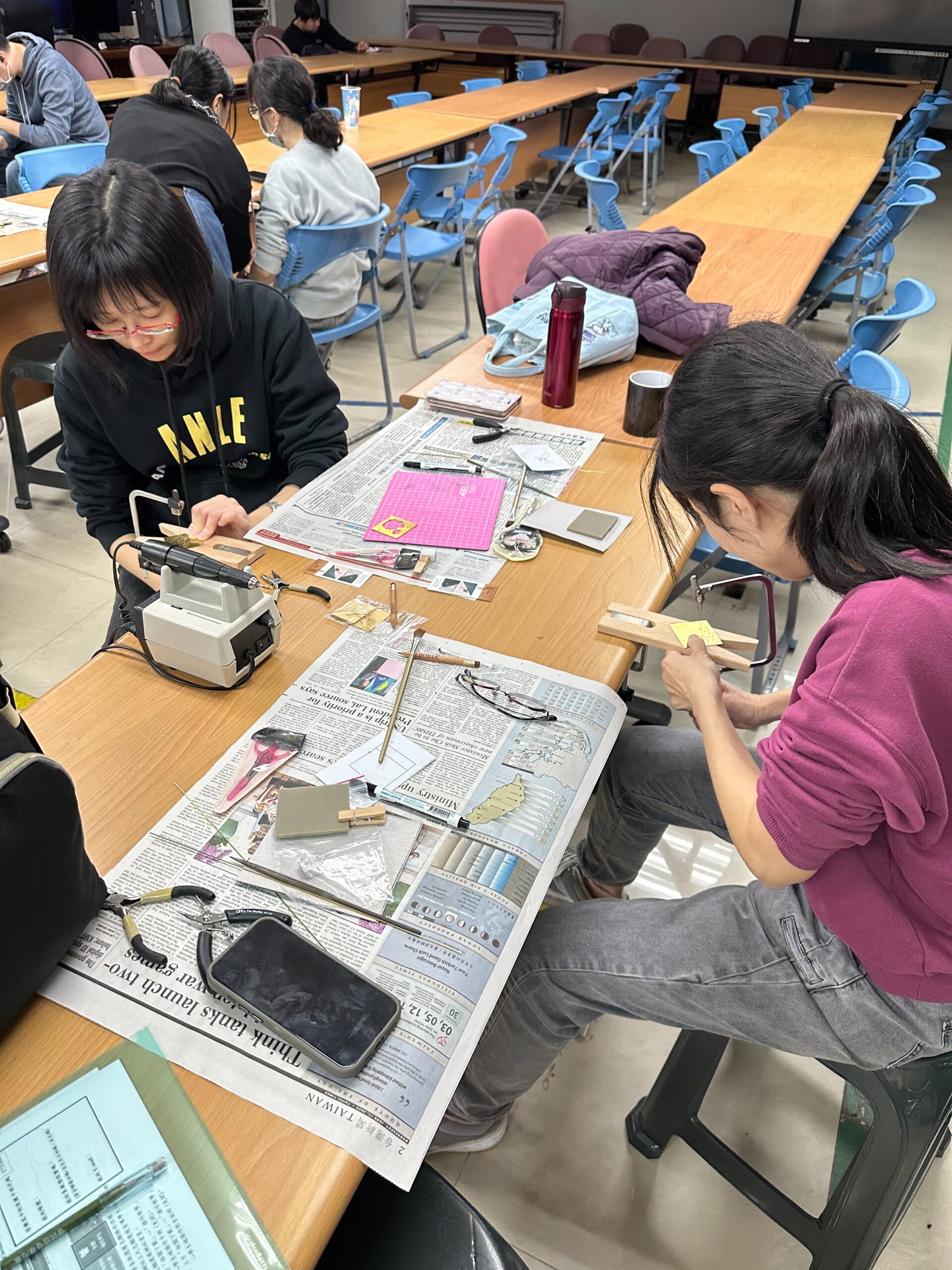 「飾不飾」在地藝術家黃玉婷回母校安樂高中傳承金工創作 5 S 39739427 scaled