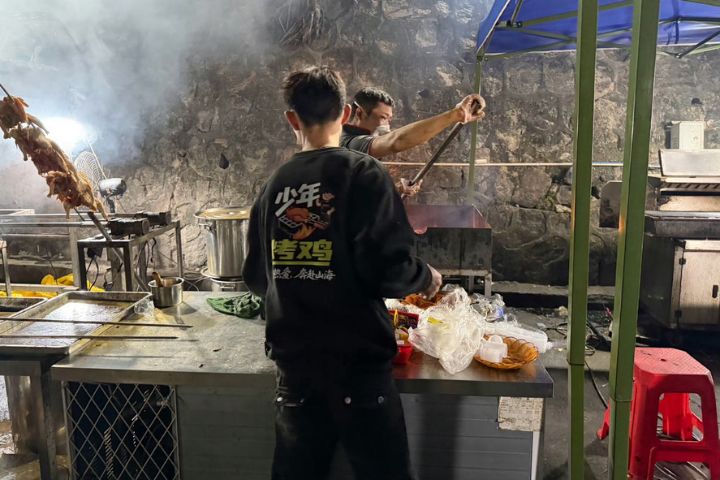 年僅16歲的小陳，憑藉一攤現烤烤雞，創下單日營業額破萬元人民幣的紀錄。圖/取自趣評測微博