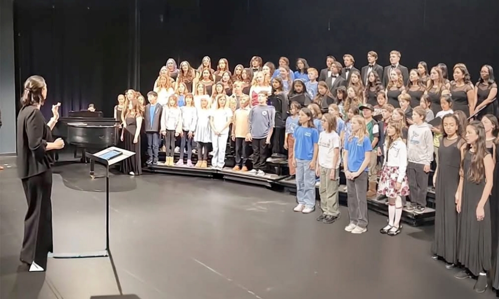 03%E5%8F%B0%E8%A3%94%E9%8B%BC%E7%90%B4%E5%AE%B6%E5%9C%A8%E7%BE%8E%E4%BC%B4%E5%A5%8F%E8%88%9E%E5%8F%B0%E7%99%BC%E5%85%89