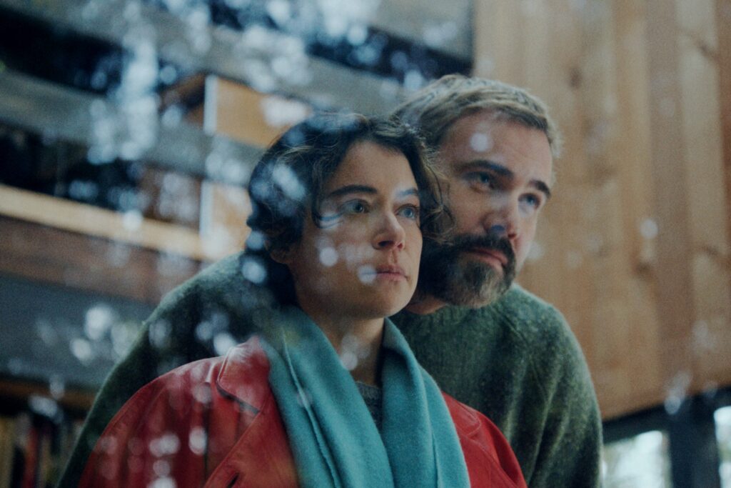 圖：劇照_本片由塔緹安娜瑪斯蘭尼（左）與羅希夫蘇德蘭（右）領銜主演