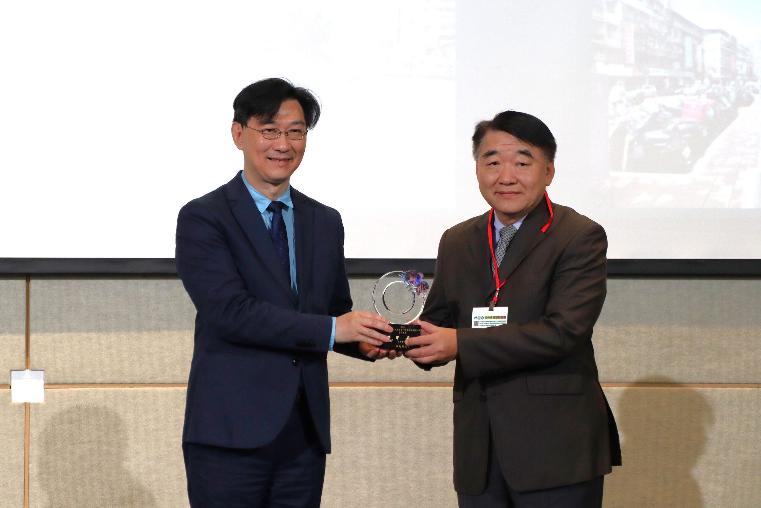 %E6%96%B0%E5%8C%97%E5%B8%82%E5%85%B1%E5%90%8C%E7%AE%A1%E9%81%93%E9%81%93%E8%B7%AF%E9%A4%8A%E8%AD%B7%E6%9A%A8%E4%BA%BA%E8%A1%8C%E7%92%B0%E5%A2%83%E7%84%A1%E9%9A%9C%E7%A4%99%E8%80%83%E8%A9%95%E7%8D%B2%E4%B8%AD%E5%A4%AE%E8%82%AF%E5%AE%9A%E7%94%B1%E5%B7%A5%E5%8B%99%E5%B1%80%E9%95%B7%E9%A6%AE%E5%85%86%E9%BA%9F%E5%8F%B3%E4%BB%A3%E8%A1%A8%E5%B8%82%E5%BA%9C%E6%8E%A5%E5%8F%97%E5%85%A7%E6%94%BF%E9%83%A8%E6%AC%A1%E9%95%B7%E8%91%A3%E5%BB%BA%E5%AE%8F%E9%A0%92%E7%8D%8E scaled 1