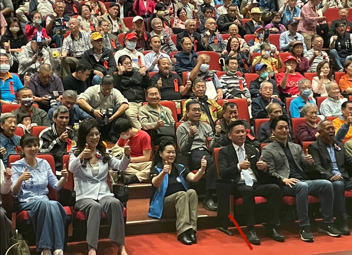 在11月國民黨台北市黨慶中，台北市長蔣萬安（右２）與台北市議長戴錫欽（右３）相鄰而坐，但黨主席鄭麗文（左二）的座位卻與蔣戴二人中間隔一條走道。圖/記者洪子苓攝