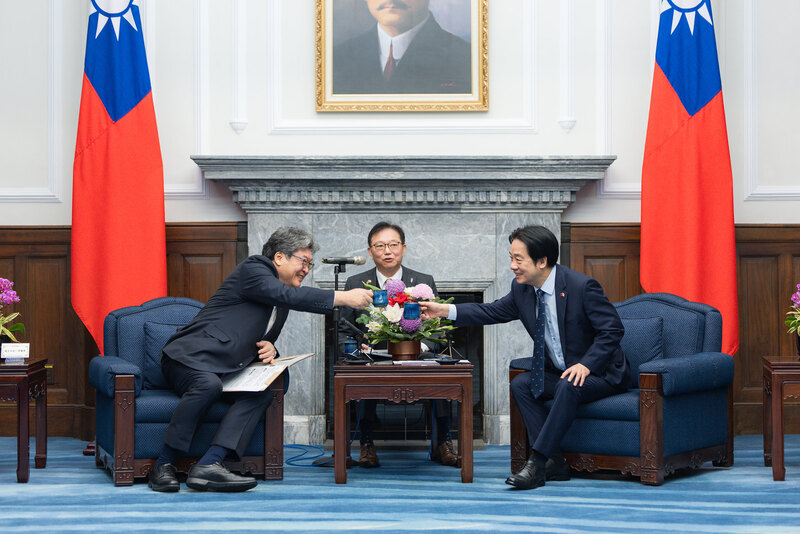 總統賴清德（右）22日接見「日本自民黨幹事長代行萩生田光一眾議員」訪團。 （總統府提供）圖／中央社