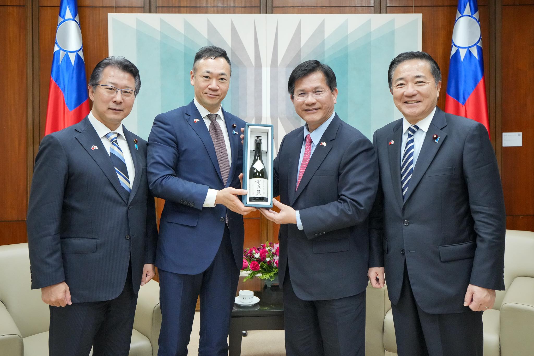 外交部長林佳龍24日也會見三議員。左至右分別為神田澗一、鈴木馨祐、林佳龍、長島久之。圖／取自林佳龍臉書