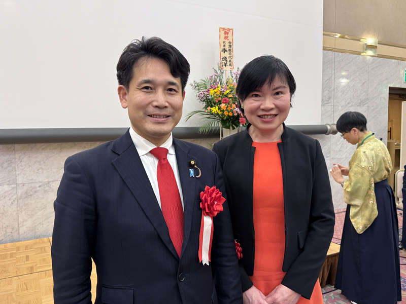 圖為「台灣女婿」前農林水產副大臣、參議員瀧波宏文（左）21日應日本李登輝之友會邀請發表專題演講，揭露日本今年5月上路的修正後戶籍法，實現「台灣出身者可在戶籍登記時實際填寫台灣」，檯面下多年推動過程。他的妻子、台灣出生、成長的瀧波史織（右）見證丈夫一路以來為台日關係付出的努力。圖／中央社