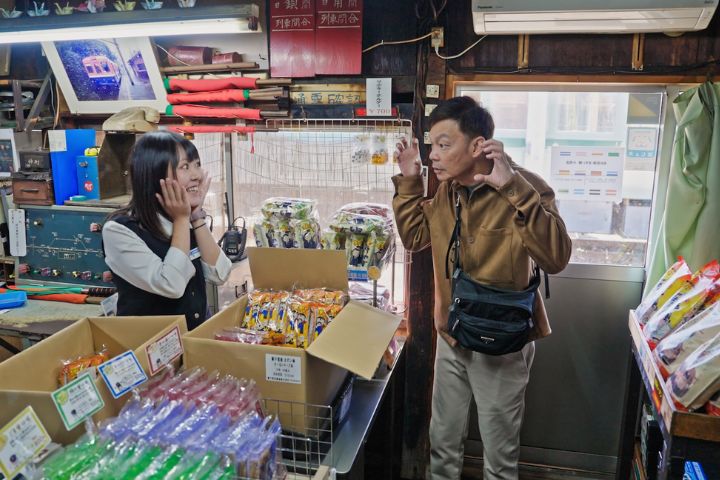 《列車人生》新加坡喜劇天王李國煌總結這趟鐵道之旅帶來的體悟指出，無論是鐵路公司或人生，都會遭遇低谷，「堅持不一定會成功，但不堅持，一定不會成功」。圖/公共電視、新傳媒提供