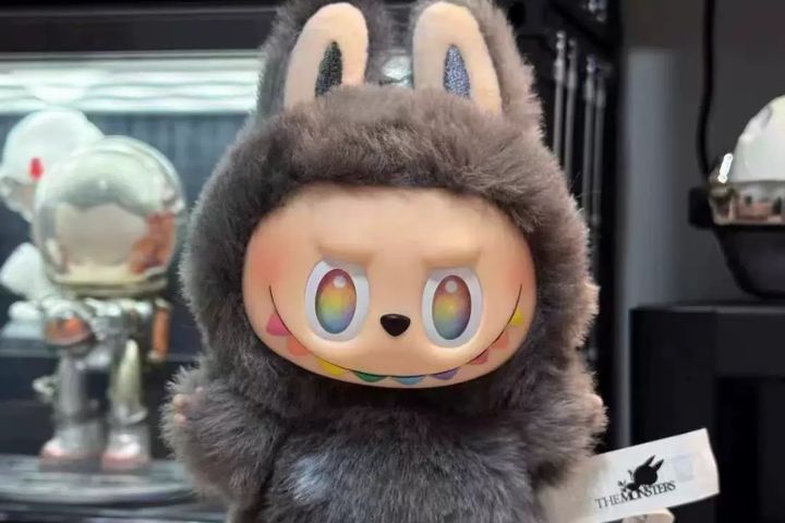 年輕人為搶購Labubu潮玩、國潮金飾甘願排隊數小時。圖/取自悲傷的腦癱微博