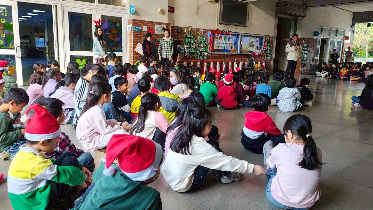 深澳國小親師生共創有愛環保聖誕樹 10 605025642 25866106209745595 5017998386287861893 n