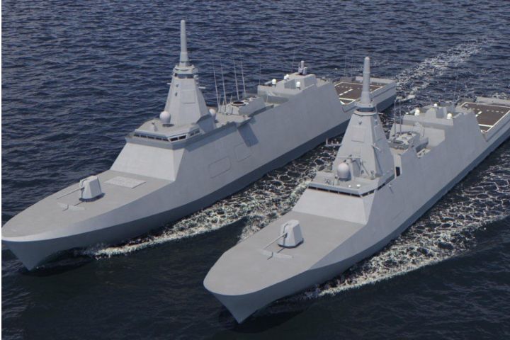  2023年決定建造的「新型FFM」（左）與現有的「最上」級（右）三維建模對比圖，可見新型FFM在艦體尺和艦載武器、傳感器方面均有明顯提升。圖/取自日本防衛省防衛官網