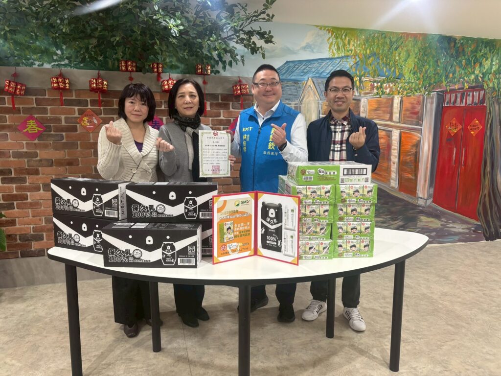 戴錫欽暖心送愛長者 辦公室主任訪紅心字會 為長輩送暖補充營養 4 S 232865801 1024x768 1