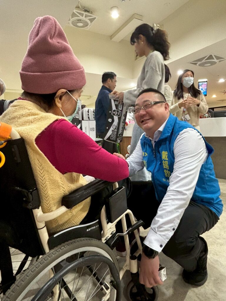 戴錫欽暖心送愛長者 辦公室主任訪紅心字會 為長輩送暖補充營養 5 S 232865800 768x1024 1