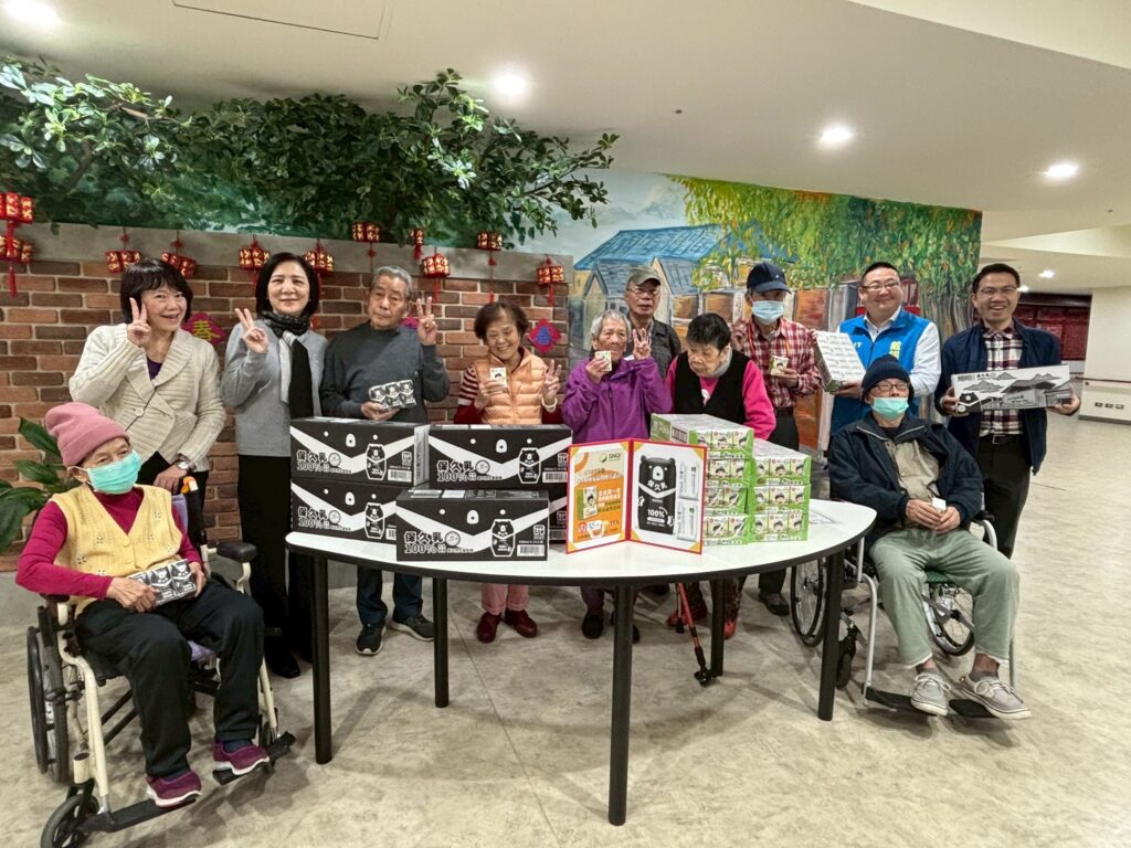 戴錫欽暖心送愛長者 辦公室主任訪紅心字會 為長輩送暖補充營養 6 S 232865798 1024x768 1
