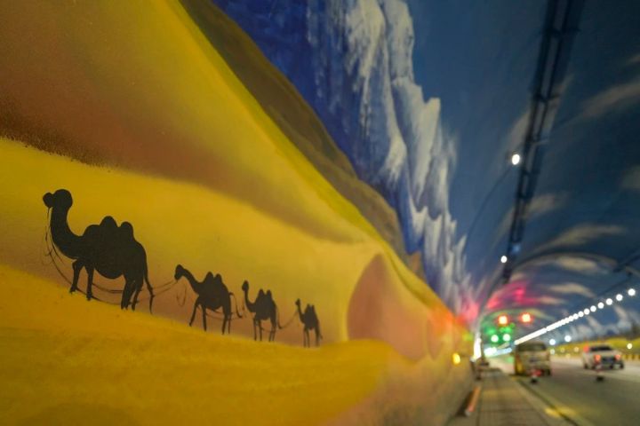 12月20日拍攝的新疆烏尉高速公路天山勝利隧道內景。圖/取自新華社