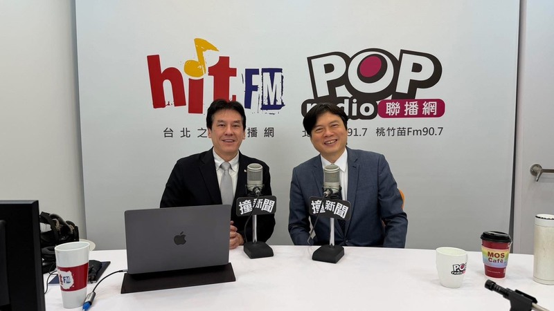 民進黨宜蘭縣長參選人林國漳（右）24日接受廣播節目「POP撞新聞」專訪時說，將持續勤走基層，讓各界認同他是「宜蘭人的最大公約數」，不論是否藍白合，自己有信心勝選。左為主持人黃暐瀚。 （林國漳競選辦公室提供）圖／中央社