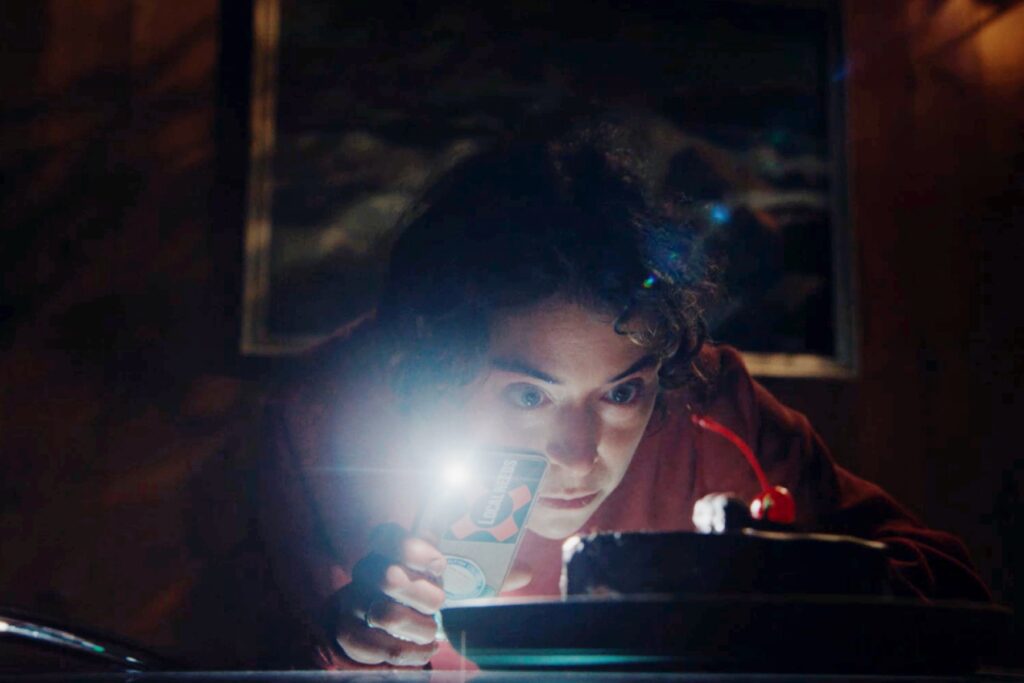 「尖叫女王」也曾超膽小!塔緹安娜瑪斯蘭尼為奧茲古柏金斯《顫懼》狂嗑9個蛋糕 致敬《鬼店》跨年試膽登場 4 圖:【顫懼】劇照_塔緹安娜瑪斯蘭尼一幕猛嗑蛋糕的戲,讓她在得知背後意義時,噁到驚呼「這是什麼鬼」