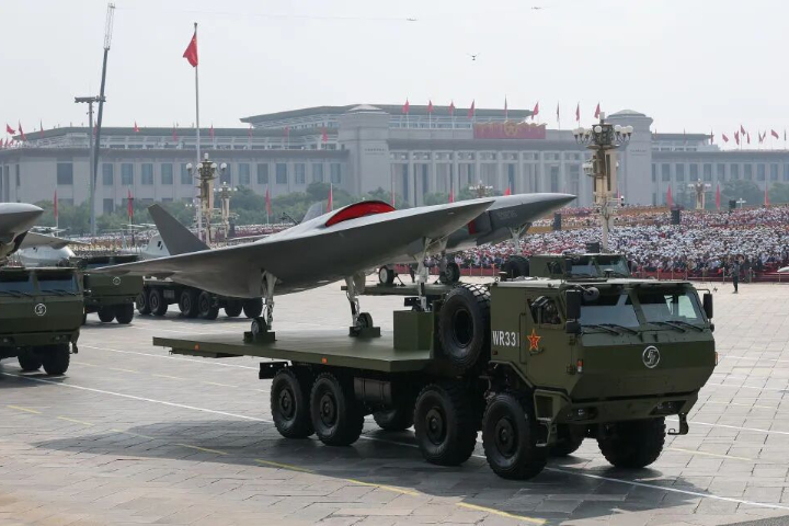 九三閱兵中，共軍展示多項最新型機、艦等「大國重器」。圖/取自央視