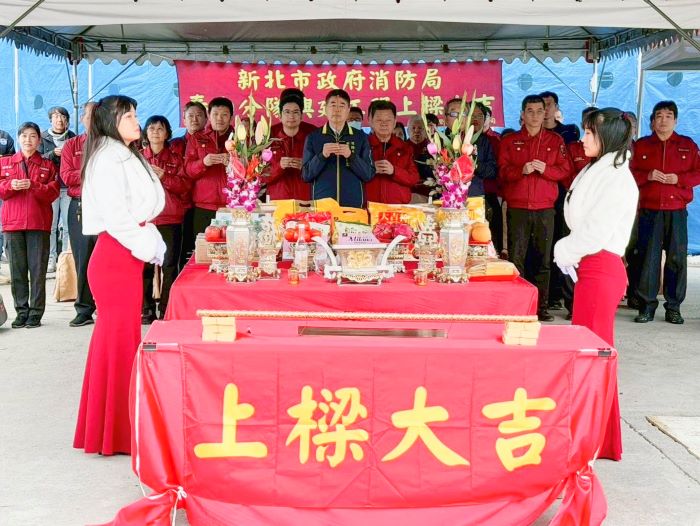 《圖說》消防局蔡武忠副局長、義消及與會貴賓祝禱焚香祈福。〈消防局提供〉