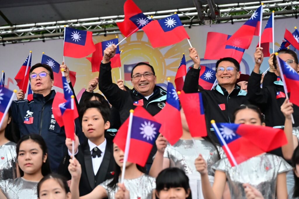 新北元旦升旗 侯友宜:齊聲合唱〈明天會更好〉及〈再出發〉為城市加油 8 %E5%85%83%E6%97%A6%E5%8D%87%E6%97%97%E5%85%B8%E7%A6%AE%E7%94%B1%E6%96%B0%E5%8C%97%E5%B8%82%E5%B0%91%E5%B9%B4%E5%90%88%E5%94%B1%E5%9C%98%E9%A0%98%E5%94%B1%E5%9C%8B%E6%AD%8C%E4%B8%A6%E8%88%87%E5%B8%82%E9%95%B7%E4%BE%AF%E5%8F%8B%E5%AE%9C%E5%B8%82%E5%BA%9C%E5%9C%98%E9%9A%8A%E9%BD%8A%E8%81%B2%E5%90%88%E5%94%B1%E6%98%8E%E5%A4%A9%E6%9C%83%E6%9B%B4%E5%A5%BD%E5%8F%8A%E5%86%8D%E5%87%BA%E7%99%BC%E7%82%BA%E5%9F%8E%E5%B8%82%E6%B3%A8%E5%85%A5%E5%B8%8C%E6%9C%9B%E8%88%87%E7%A5%9D%E7%A6%8F 1024x683 1