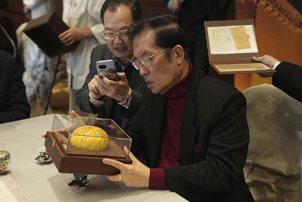 國民黨副主席張榮恭鑑賞金瓜貢茶。圖/記者梁鴻欣攝