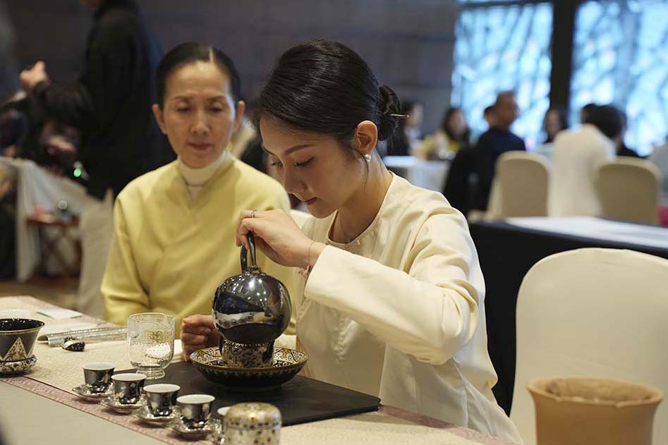 北京和靜茶修學堂創辦人王瓊的女兒、和靜茶修學堂傳承人李炳然（行茶者）。圖/記者梁鴻欣攝