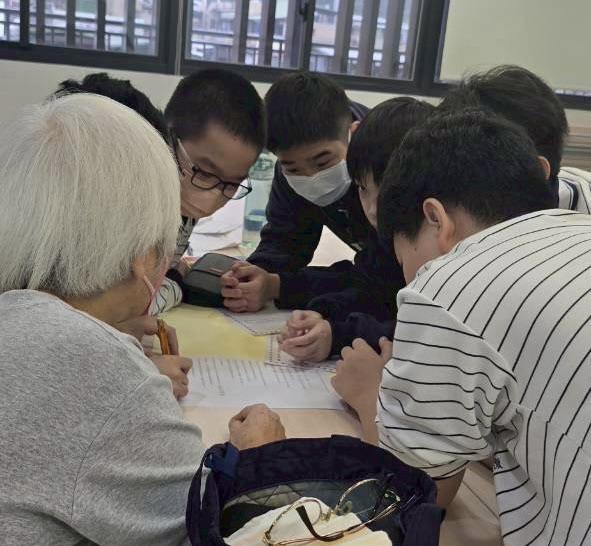 「跨世代感恩行動」紅心字會攜手復興實中 溫暖獨居長者的心 3 S 201924774