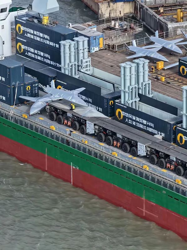 大陸將電磁彈射「移植」商船 中型貨船變身匿蹤無人機母艦 2 中國大陸近期已在一艘中型商用貨船上實際安裝電磁飛機彈射系統,可用於彈射固定翼匿蹤無人機。圖/取自小紅書odylol