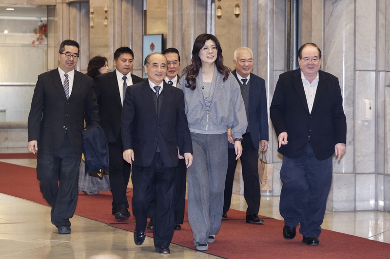 國民黨主席鄭麗文（前右2）5日上午偕同副主席李乾龍（前右）、蕭旭岑（2排左）等4位副主席，以及文傳會主委吳宗憲（2排左2）等人，到前立法院長王金平（前左）台北辦公室拜會，並送上最高顧問聘書。圖／中央社