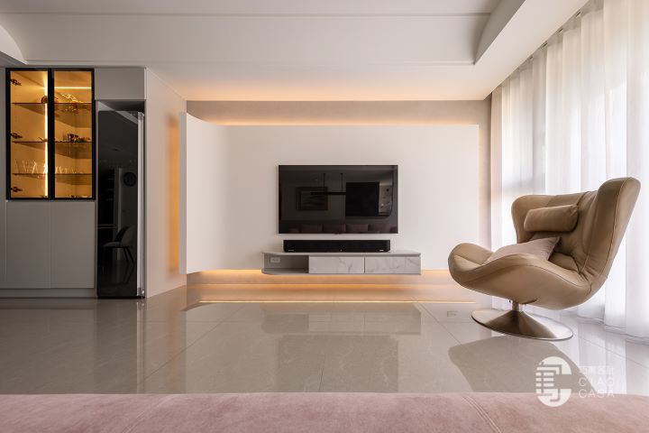 巧寓舍計獲London Design大獎 躍上倫敦設計舞台 以光影與空間演繹生活美學 5 立體雕塑感電視牆如書頁翻篇,巧寓舍計以幾何與光影鋪陳,定調空間的深度與層次。圖/歐德集團提供