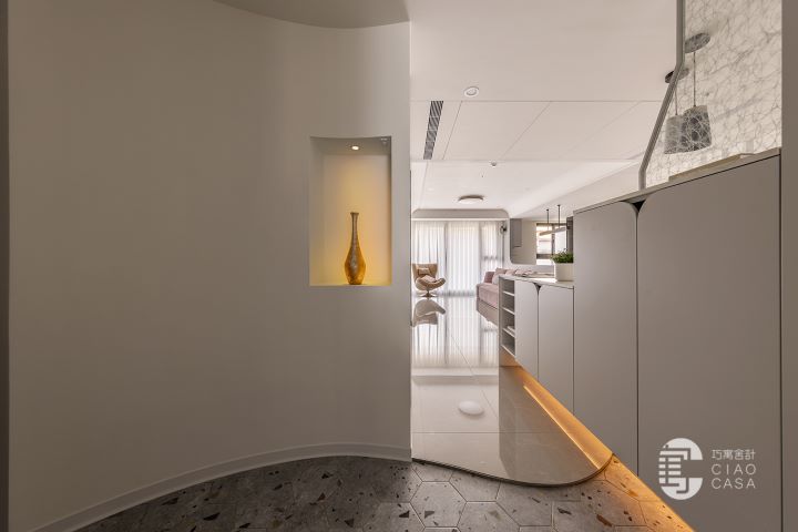 巧寓舍計獲London Design大獎 躍上倫敦設計舞台 以光影與空間演繹生活美學 6 以曲面量體柔化斜切格局,巧寓舍計鋪陳藝術端景與六角磚地坪,串起流動迎賓序列。圖/歐德集團提供